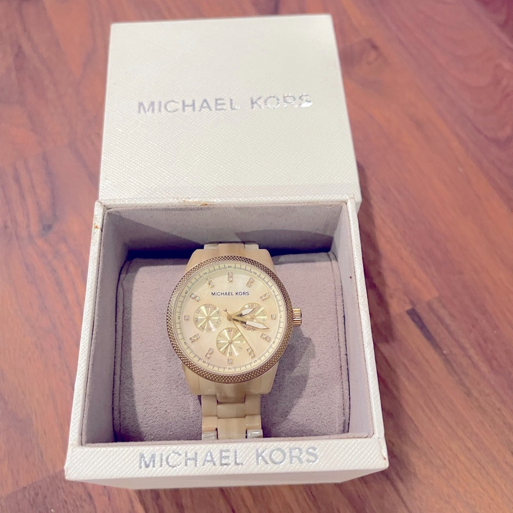 MICHAEL KORS- Cream Tortoise Shell Case